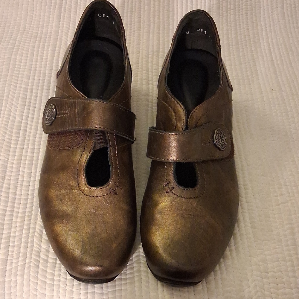 Comfortable, classic Ziera Bronze Leather Low Heel Loafers for Women Size 8